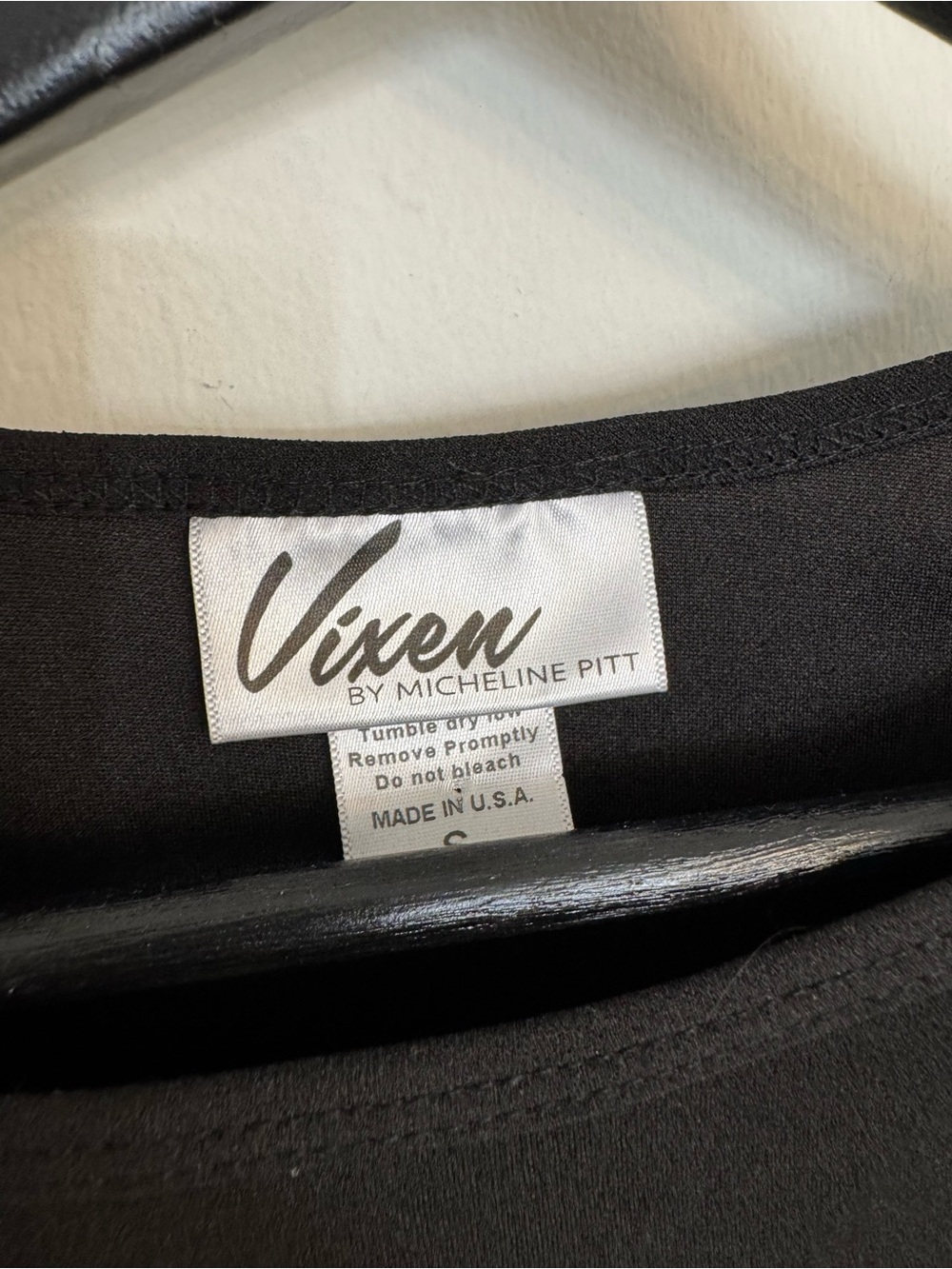 Vixen by Micheline Pitt Black Boatneck 3/4 Sleeve Top - Picture 2 of 2